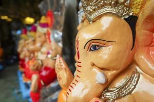 muchos lord ganesha también conocido como ganpati en ídolos hindi guardados en una tienda antes de ganesh chaturthi foto