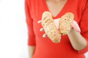 croissant fresco en mano de mujer foto