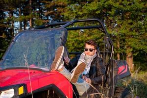 retrato, de, joven, manejar, un, camino, buggy, coche foto