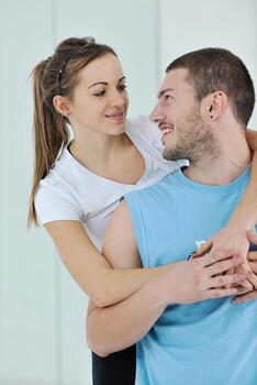 feliz pareja joven entrenamiento físico y diversión foto