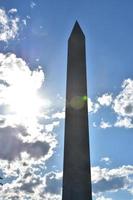 cielos nublados que rodean el monumento a washington en dc foto