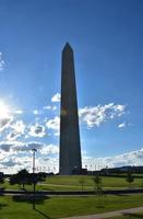 rayos de sol cayendo sobre el monumento a washington foto