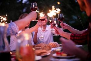 amigos felices con cena francesa al aire libre foto