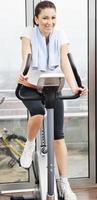 entrenamiento de mujer en el gimnasio en la pista de atletismo foto