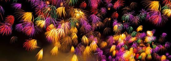 coloridos fuegos artificiales de año nuevo que iluminan el cielo nocturno en el río chao phraya. como día de año nuevo, nochebuena, día de la independencia el 4 de julio o evento de fiesta. aislado en negro foto