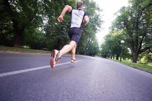 hombre corriendo afuera foto