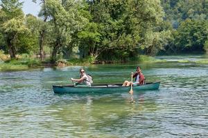 amigos están en canoa en un río salvaje foto