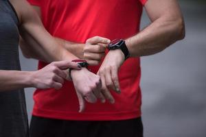 pareja deportiva usando relojes inteligentes foto