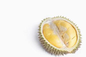 durianes con fondo blanco. durian como un rey de la fruta. tiene una fragancia agradablemente dulce, la corteza cubierta de espinas y su destello amarillo pálido. foto