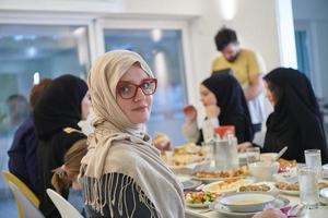 familia musulmana teniendo iftar juntos durante el ramadán. foto