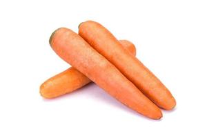 la zanahoria puesta sobre un fondo blanco. la zanahoria es una hortaliza de raíz, generalmente de color naranja, aunque dependiendo de la especie morada, negra, roja, blanca y amarilla. foto