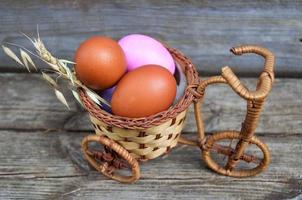 huevos de gallina en una cesta de mimbre, el concepto de pascua