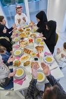 familia musulmana haciendo iftar dua para romper el ayuno durante el ramadán. foto