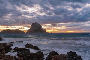 pequeño muelle de madera en la bahía de cala d'hort y vista de la isla de es vedra, isla de ibiza, españa foto