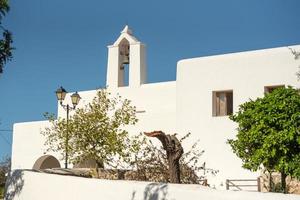 antigua iglesia blanca de santa anges de la corona, ibiza, españa. foto