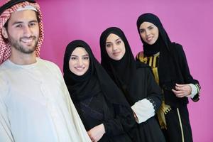 retrato de jóvenes musulmanes vestidos con ropa tradicional foto