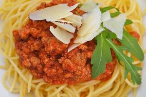 espaguetis italianos en blanco foto