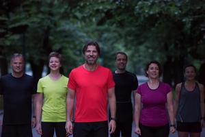 equipo de corredores en el entrenamiento nocturno foto