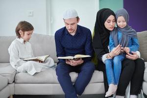 joven familia musulmana leyendo el corán durante el ramadán foto