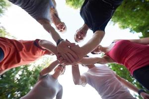 trotar grupo de personas divertirse foto