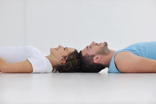 feliz pareja joven entrenamiento físico y diversión foto