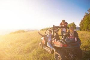 grupo de jóvenes conduciendo un coche buggy todoterreno foto