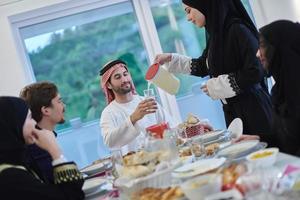 familia musulmana teniendo iftar juntos durante el ramadán foto