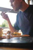 hombre comiendo comida saludable en un restaurante foto