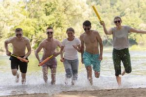 grupo de amigos felices divirtiéndose en el río foto