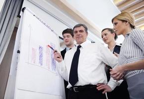 hombre de negocios senior dando una presentación foto