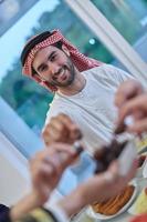 familia musulmana teniendo iftar juntos durante el ramadán. foto