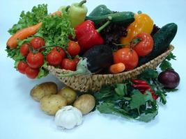 verduras frescas en la canasta foto