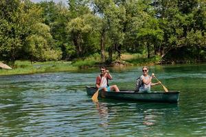 amigos están en canoa en un río salvaje foto