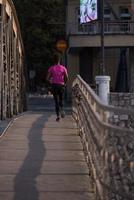 mujer afroamericana corriendo por el puente foto