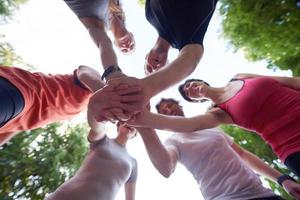 trotar grupo de personas divertirse foto