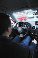 hombre usando la navegación del coche foto