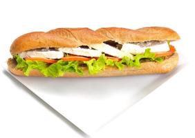 sándwich sobre una superficie blanca foto