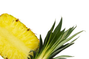 Piña madura jugosa amarilla cortada aislada png