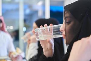 familia musulmana teniendo iftar juntos durante el ramadán foto