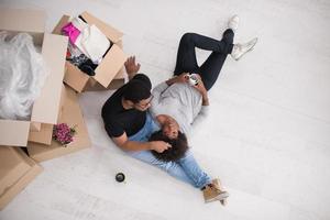 pareja afroamericana relajándose en una casa nueva foto