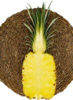 Piña madura jugosa amarilla cortada aislada png