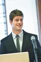 joven hombre de negocios dando una presentación en la conferencia foto