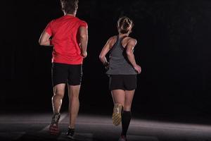 equipo de corredores en el entrenamiento nocturno foto