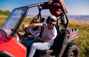 grupo de jóvenes conduciendo un coche buggy todoterreno foto