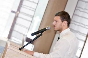 joven hombre de negocios dando una presentación en la conferencia foto