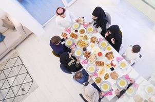 familia musulmana con una vista superior de la fiesta del ramadán foto