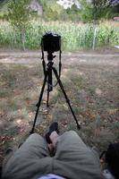 fotógrafo pov en la naturaleza tomando una foto de lapso de tiempo en una cámara profesional dslr con trípode