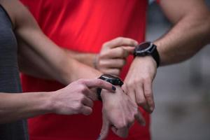 pareja deportiva usando relojes inteligentes foto