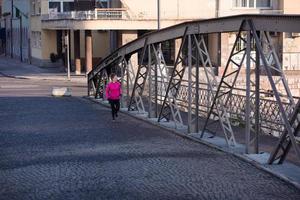 mujer deportiva trotando en la mañana foto