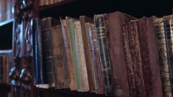 Alte Bibliothek mit Regalen mit antiken Büchern. video